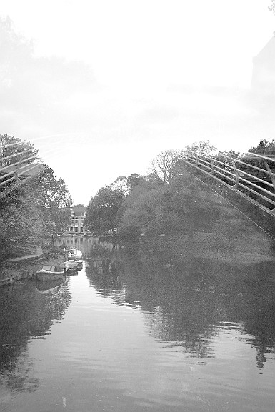 De vernieuwende stad 3 De Kinderhuissingelbrug is een in 2007 gebouwde brug en is met zijn strakke ontwerp een 21e variatie op de klassieke singelbrug. De brug geeft toegang tot De...