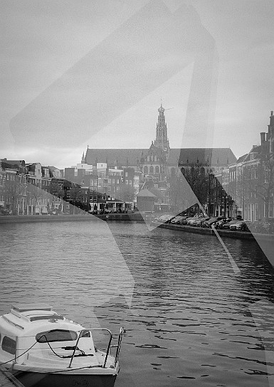 De vernieuwende stad 1 De Langebrug, ook wel de verfroller is een moderne ophaalbrug over het Spaarne Haarlem. De brug is in 1995 gebruik genomen. Op deze plek stond in het verre...